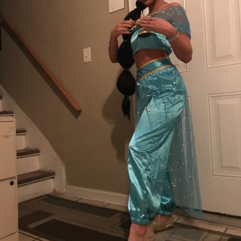 Jasmine costume and lamp